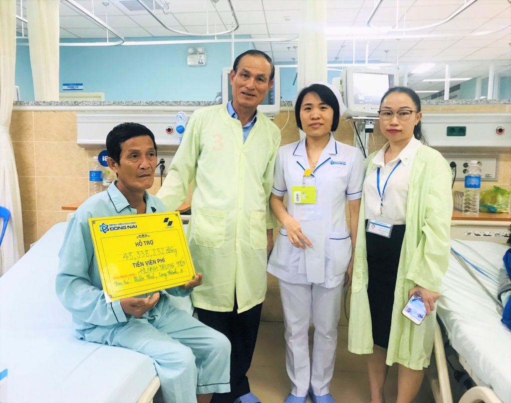 Mr. Nguyen Long Bon - Sonadezi’s Deputy CEO (in the middle) visited and presented its medical expense assistance to a patient from Long Thanh district - Dong Nai