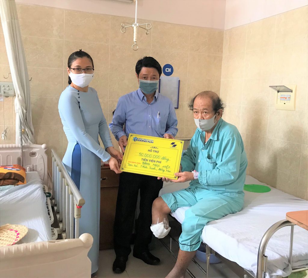 Mr. Pham Tran Hoa Hiep - Head of Sonadezi’s General Affairs Division (in the middle) visited and presented its medical expense assistance to a patient from Nhon Trach district, Dong Nai province.