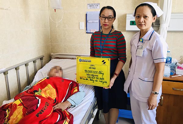 A patient was receiving a gift worth VND 50 million from the Social Work Department - Dong Nai General Hospital using Sonadezi's pro-poor medical expense assistance.