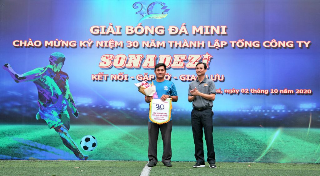 Mr. Huynh Tan Loc - Vice Chairman of Sonadezi’s Trade Union presented the Fair Play award to the team representing Dong Nai Construction Joint Stock Company.