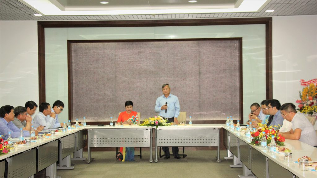 Chairman of the Provincial People's Committee Cao Tien Dung addressed at the meeting with Sonadezi