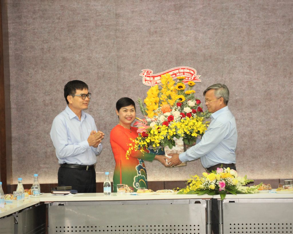 Chairman of the Provincial People's Committee Cao Tien Dung presented congratulations flowers to Sonadezi for its fulfillment of 2020 targets