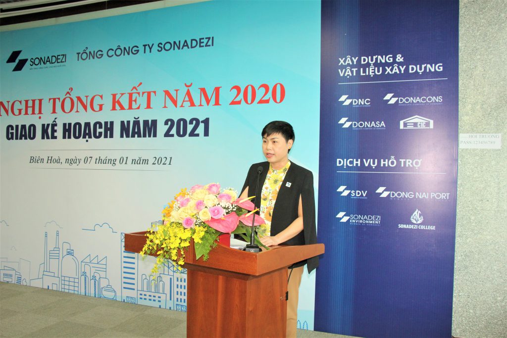 Do Thi Thu Hang - Sonadezi’s BOD Chairwoman was addressing at the workshop
“On behalf of the Board of Directors and Board of Management, I would like to congratulate and praise the efforts and results delivered by the Corporation and each subsidiary, especially mutual support and business linkages between the Corporation and its subsidiary in 2020. Taking this opportunity, Sonadezi would like to thank all subsidiaries for your joint efforts and critical contributions, as well as all employees for your engagement and dedication in 2020 and over the past 30 years”.
