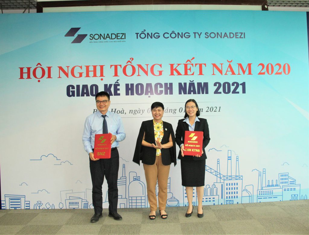 Sonadezi’s BOD Chairwoman Do Thi Thu Hang entrusted the 2021 business plan to the Chief Executive Officer and Director of the Internal Audit Division of the Corporation
