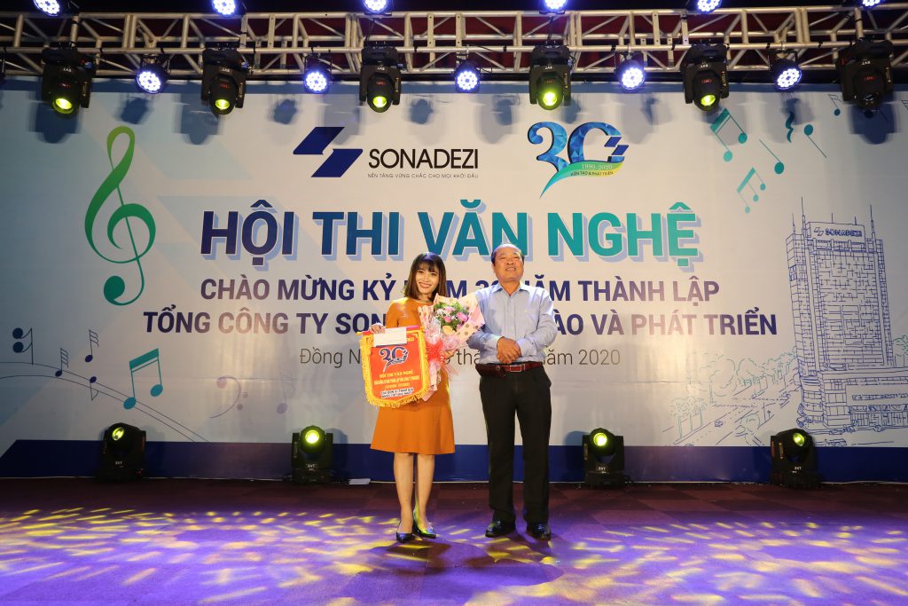 Mr. Chu Thanh Son - Former Sonadezi’s Deputy CEO, Member of the jury presented an award to PDN for having largest number of participating performances