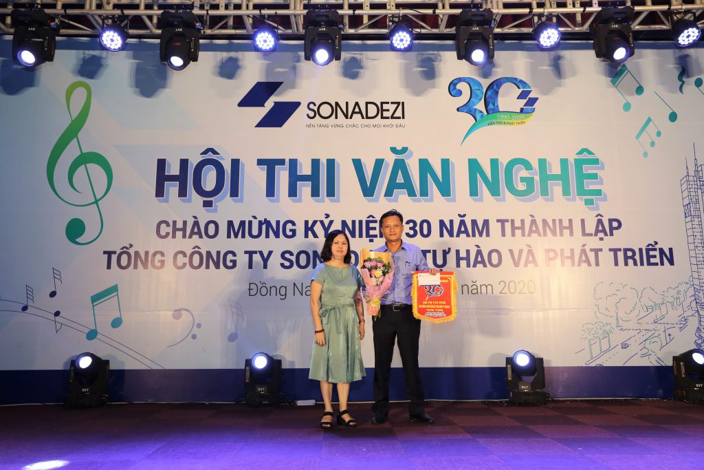 Ms. Nguyen Thi Hanh presented the Best Song for Entrepreneurs Award to D2D