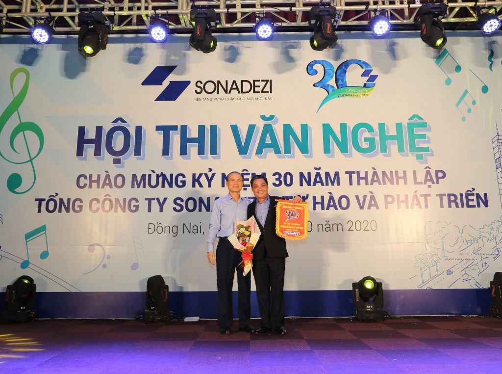 Mr. Nguyen Long Bon presented the Best Show Award to D2D
