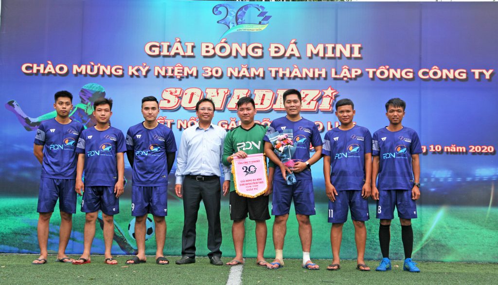 Mr. Dinh Ngoc Thuan - Sonadezi’s Deputy CEO awarded the Fourth Prize to PDN’s team