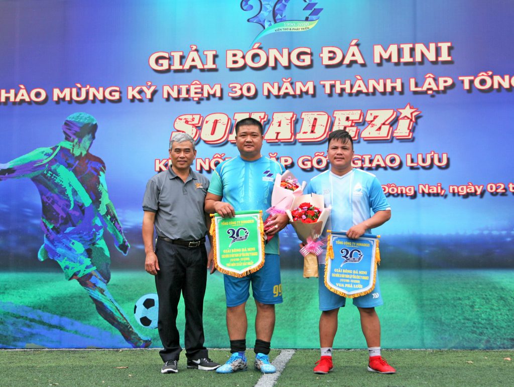 Mr. Cao Minh Trung - Sonadezi’s Deputy Party Secretary presented the Top Scorer and Best Goalkeeper awards.