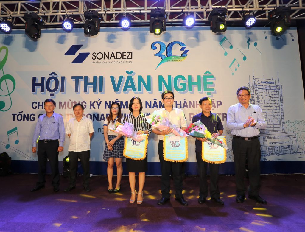 Mr. Luu Phuoc Dung – Rector of Sonadezi College of Technology and Management, Member of the jury presenting prizes for winning solo performances