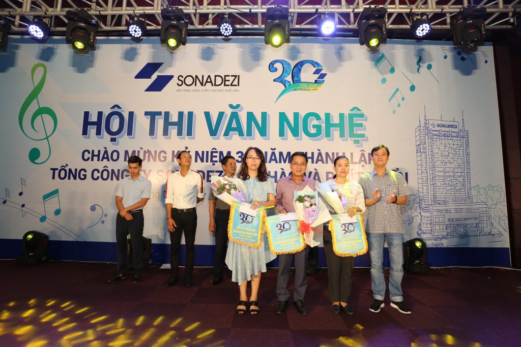 Mr. Huynh Tan Loc – Vice Chairman of Trade Union of Sonadezi, Member of the jury presenting prizes to the winning duet/trio performances
