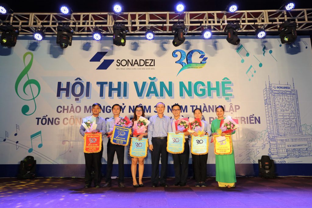 Mr. Nguyen Long Bon - Sonadezi’s Deputy CEO, Head of the Organizing Committee for the contest presenting prizes for winning choral singing performances