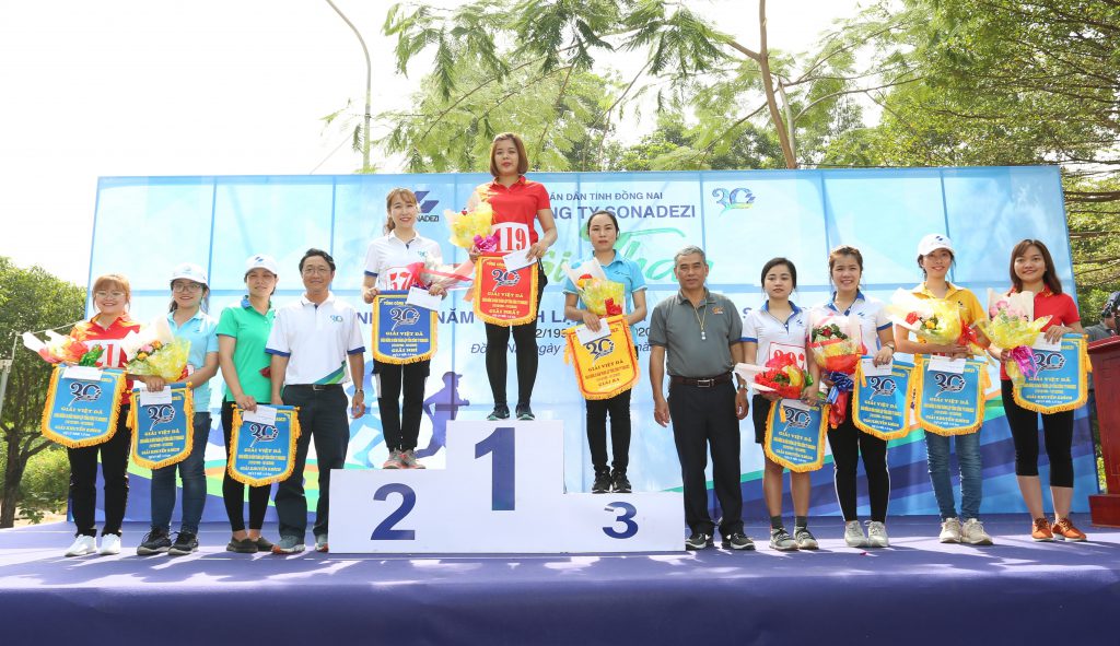 Mr. Cao Minh Trung and Mr. Pham Tran Hoa Hiep - Head of Sonadezi’s General Affairs Division presented the prizes to winners of 1.5 km woman race