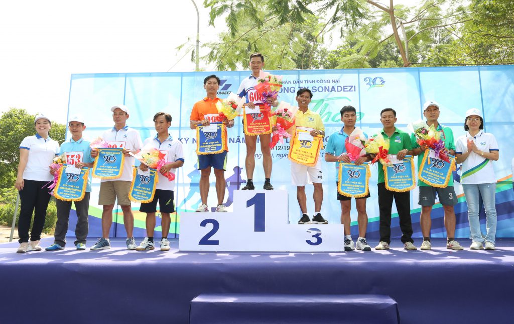 Ms. Pham Thi Hong - Director of Dong Nai Water Supply Joint Stock Company and Ms. Le Thi Giang - Deputy General Director of Dong Nai Materials and Construction Investment Joint Stock Company awarded the prizes to winners of 1 km man race