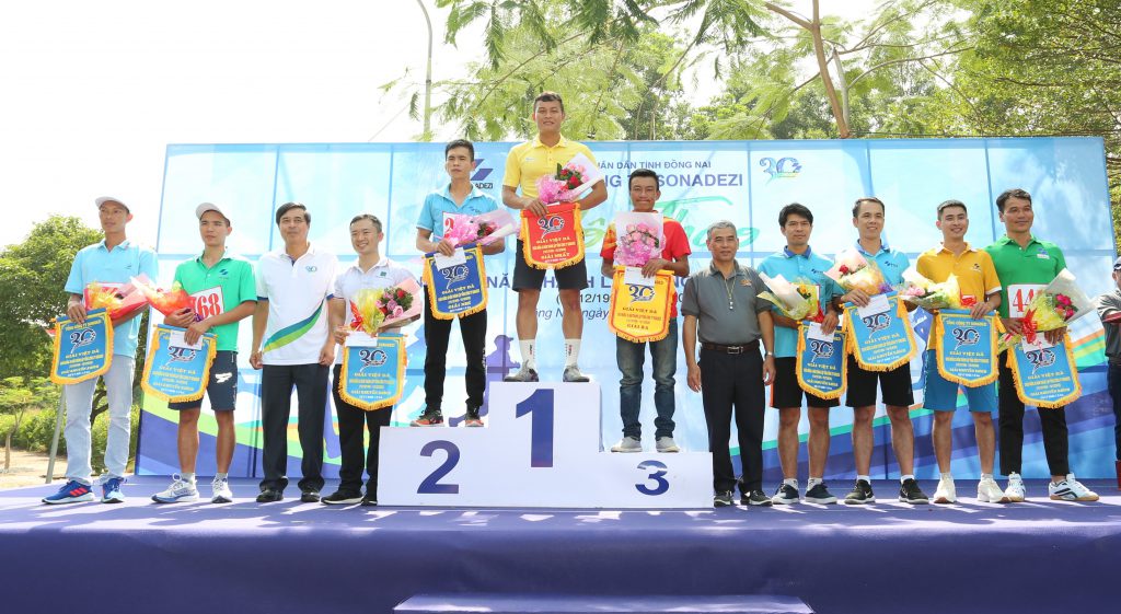 Mr. Tran Thanh Hai and Mr. Cao Minh Trung awarded the prizes to winners of 1.5 km man race
