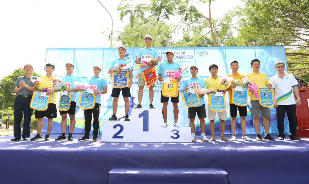 Mr. Nguyen Long Bon and Mr. Ha Diep - Deputy General Director of Sonadezi Giang Dien Joint Stock Company awarded the prizes to winners of 2 km man race