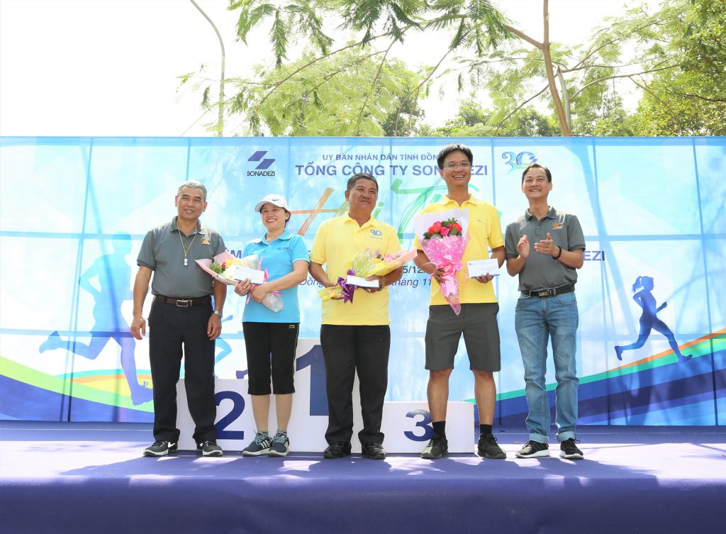 Mr. Cao Minh Trung and Mr. Huynh Tan Loc presented the prizes to the oldest athletes and the team having the most athletes (SDV)1