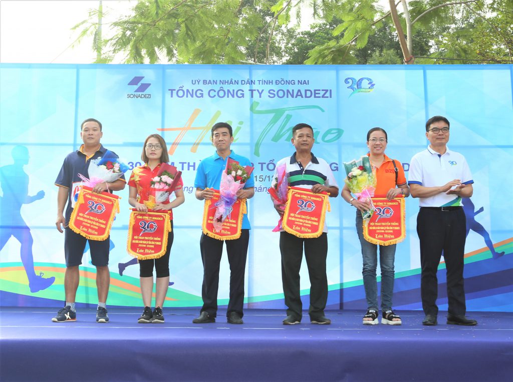 Mr. Phan Dinh Tham - Sonadezi’s CEO and Mr. Tran Thanh Hai - Sonadezi’s Party Secretary and Deputy CEO presented sports pennants to the competing teams