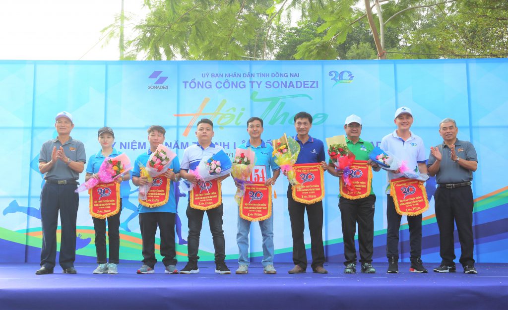 Mr. Nguyen Long Bon - Sonadezi’s Deputy CEO and Mr. Cao Minh Trung - Sonadezi’s Vice Party Secretary presented sports pennants to the competing teams