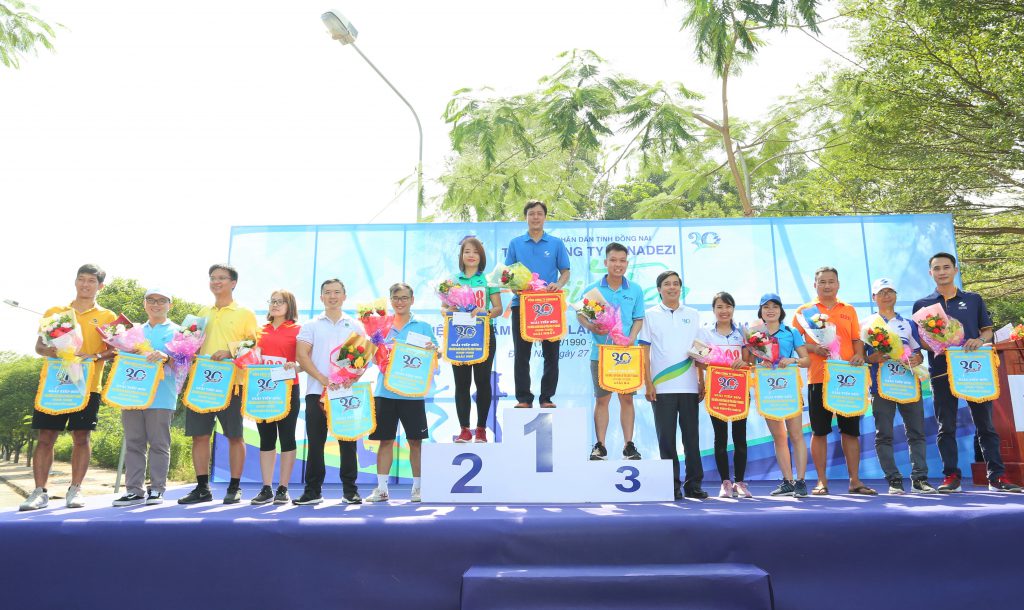 Mr. Tran Thanh Hai - Sonadezi’s Party Secretary and Deputy CEO presented prizes to relay race winners