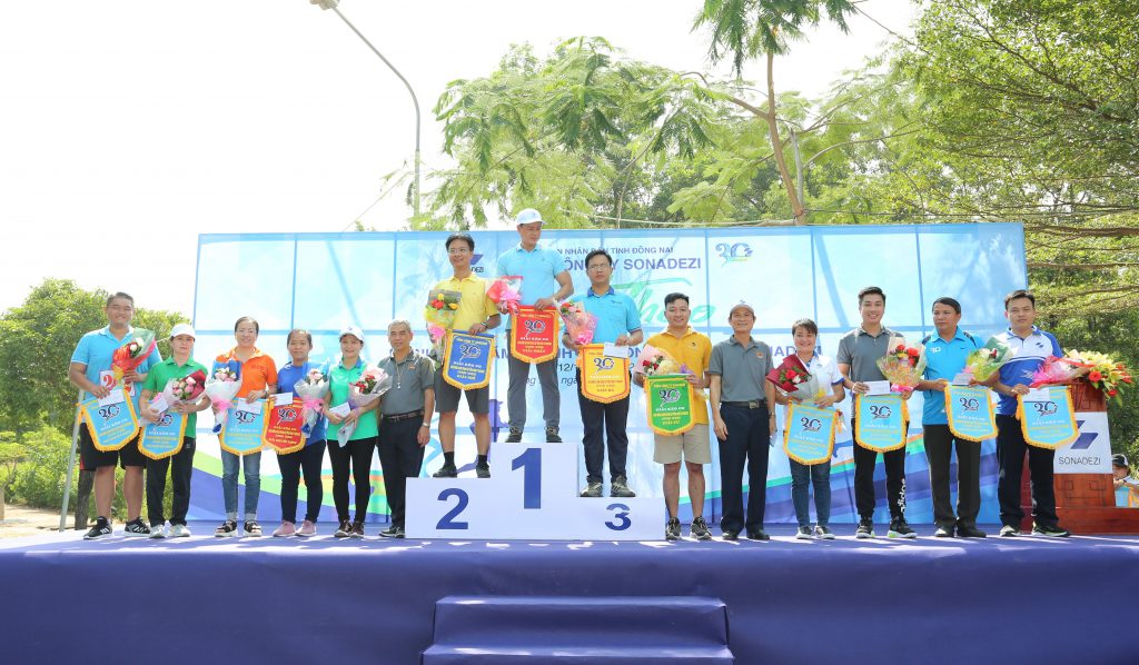 Mr. Nguyen Long Bon and Mr. Cao Minh Trung presented prizes to the Tug of war winners