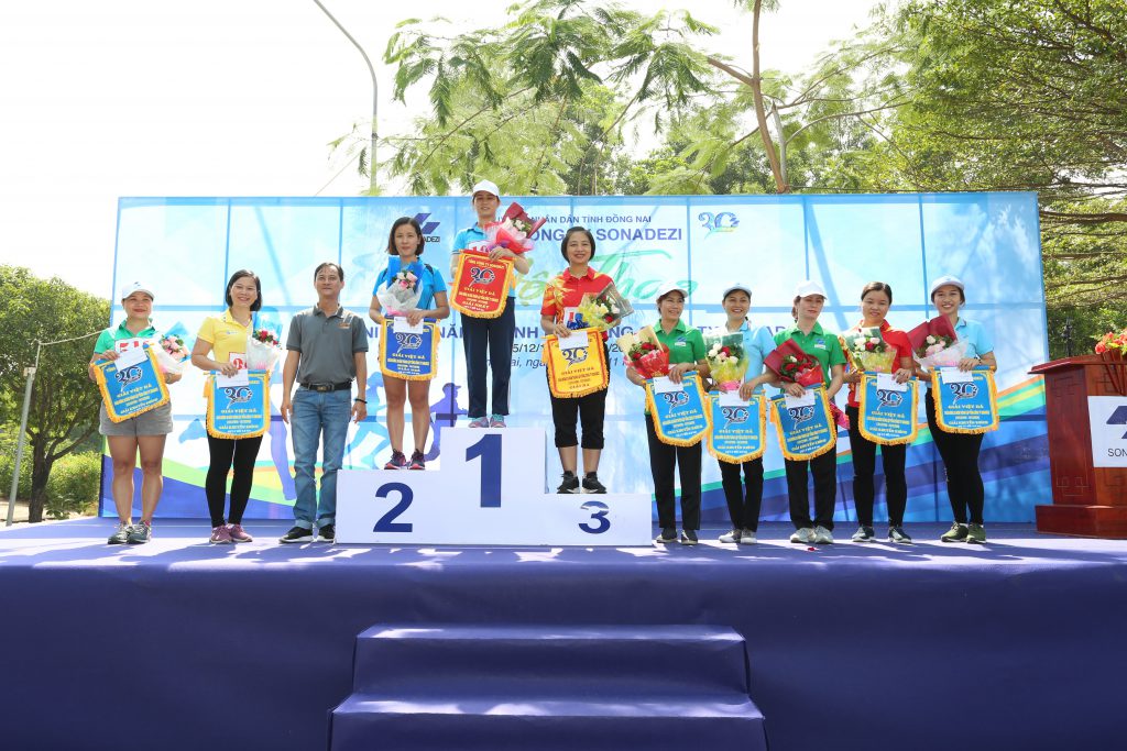 Mr. Huynh Tan Loc - Vice Chairman of Sonadezi’s Trade Union awarded the prizes to winners of 0.5km woman race