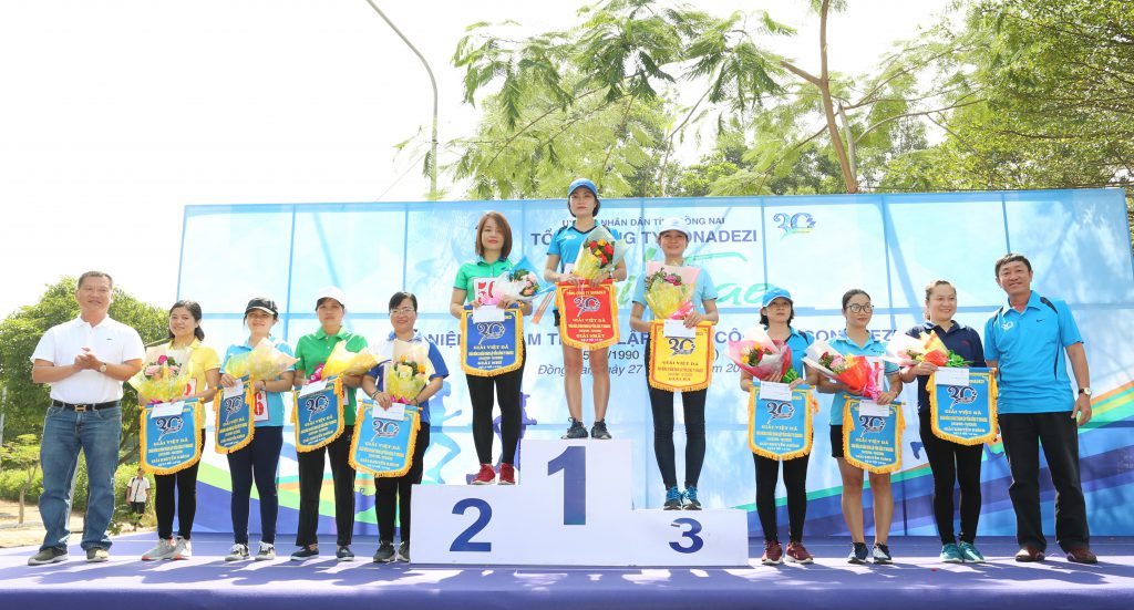 Mr. Ha Quan Dung - D2D Company’s BOD Chairman and Mr. Tran Ho Dung - Deputy General Director of Sonadezi An Binh Joint Stock Company awarded the prizes to winners of 1 km woman race