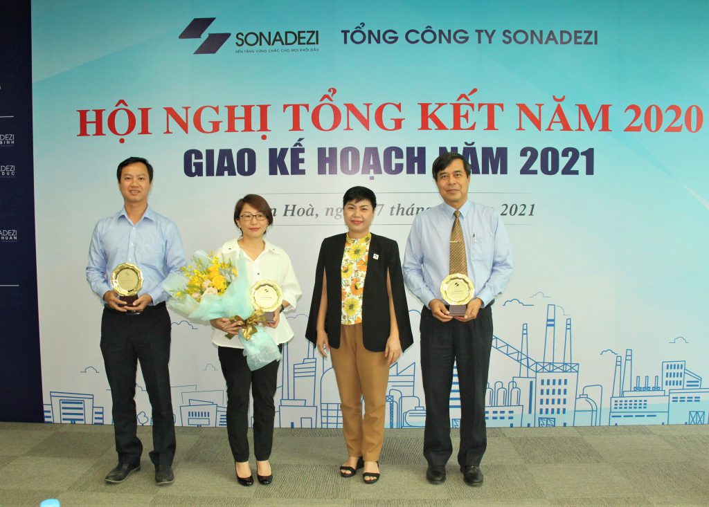 Ms. Do Thi Thu Hang - Sonadezi’s BOD Chairwoman presented awards to representatives of Sonadezi’s contributed capital at Sonadezi Long Binh Joint Stock Company