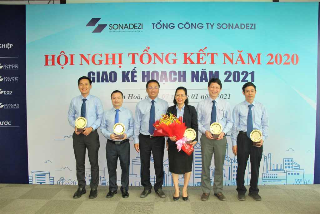 Mr. Dinh Ngoc Thuan - Sonadezi’s BOD Member and Deputy CEO presented reward to representatives of Sonadezi’s contributed capital at Dong Nai Water Supply Joint Stock Company