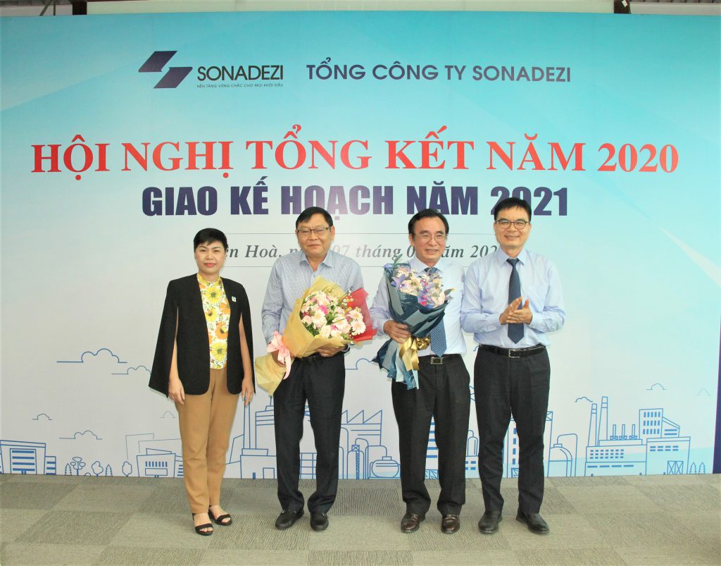 Ms. Do Thi Thu Hang - Sonadezi’s BOD Chairwoman and Mr. Phan Dinh Tham - Sonadezi’s CEO awarded the Sonadezi badge to those having completed their tasks and retired.