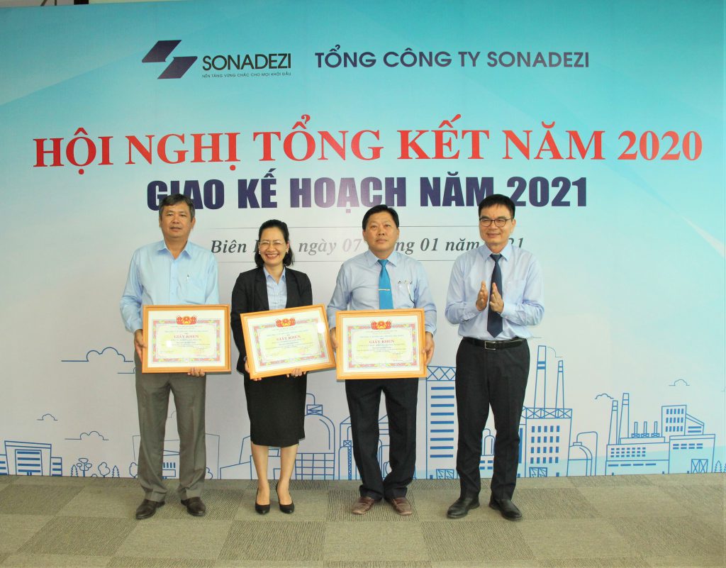 Mr. Phan Dinh Tham - Sonadezi’s CEO presented rewards to subsidiaries with exceptional performance in the Performing Arts Show hosted to celebrate its 30th anniversary.