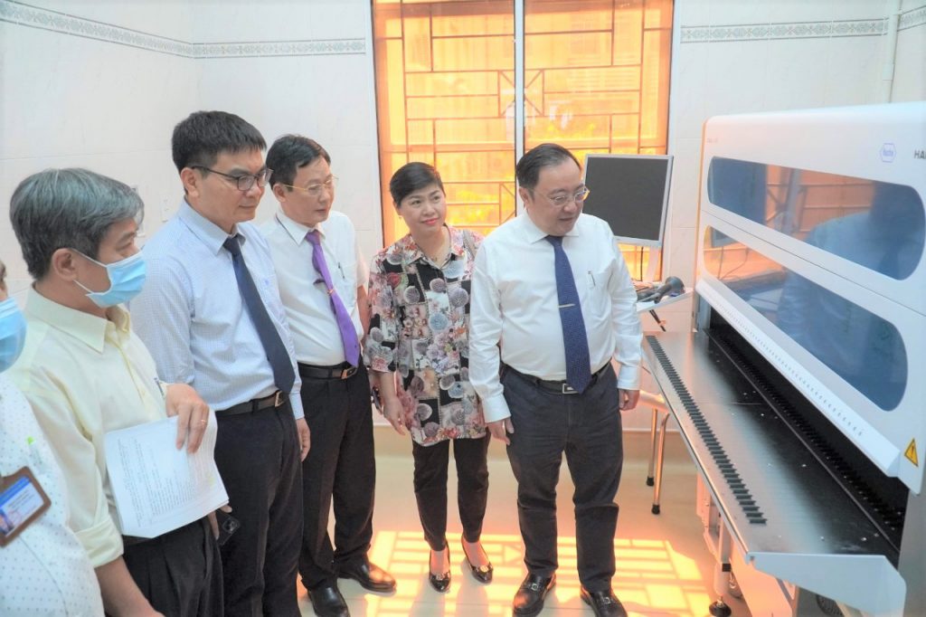 Lãnh đạo của Sở Y tế, CDC tỉnh Đồng Nai và Sonadezi quan sát Hệ thống xét nghiệm Real-time PCR