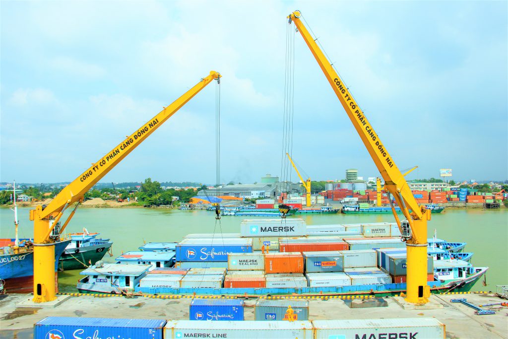 Khai thác hàng container tại Cảng Đồng Nai – đơn vị thành viên của Sonadezi