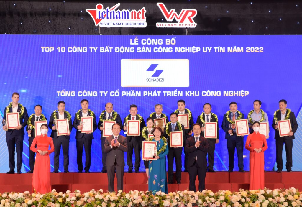 Lãnh đạo Sonadezi nhận Cup và Chứng nhận Top 10 Công ty bất động sản công nghiệp uy tín năm 2022