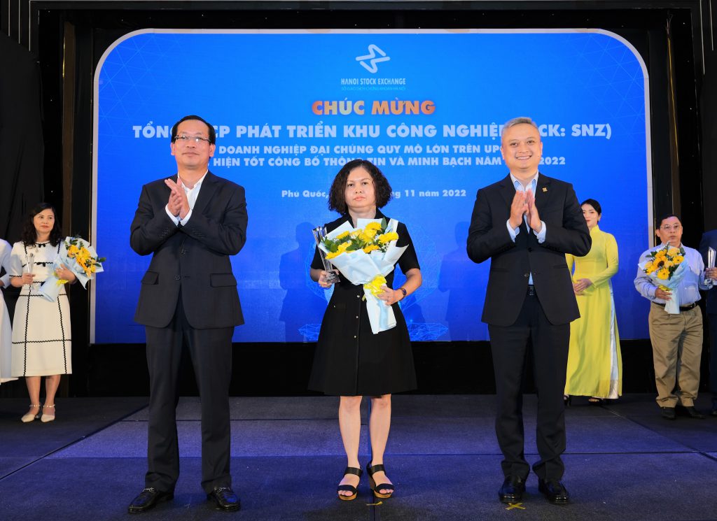 Bà Nguyễn Thị Hạnh - Phó Tổng Giám đốc SNZ nhận cúp Doanh nghiệp đại chúng quy mô lớn trên UPCoM thực hiện tốt công bố thông tin và minh bạch năm 2021-2022