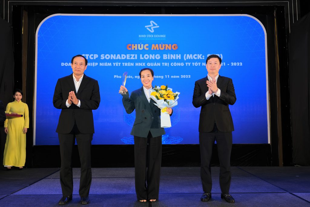 Bà Lê Thị Kim Tuyền - Phó Tổng Giám đốc SZB nhận cúp Doanh nghiệp niêm yết trên HNX quản trị công ty tốt năm 2021-2022