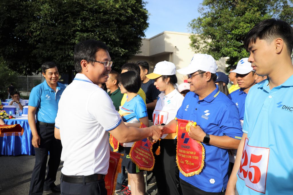 Ban tổ chức trao cờ lưu niệm cho các đơn vị tham gia hội thao