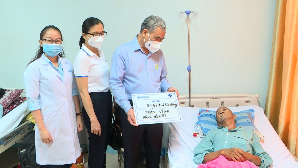 Ông Cao Minh Trung - Phó Bí thư Đảng ủy Tổng công ty Sonadezi đến thăm và trao tiền hỗ trợ viện phí cho bệnh nhân, ngày 30/12
