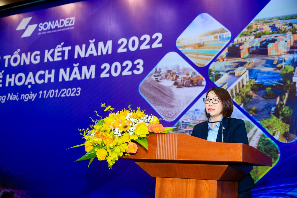 Bà Lương Minh Hiền - Phó Tổng Giám đốc Tổng công ty Sonadezi công bố quyết định khen thưởng các nhóm người đại diện phần vốn
