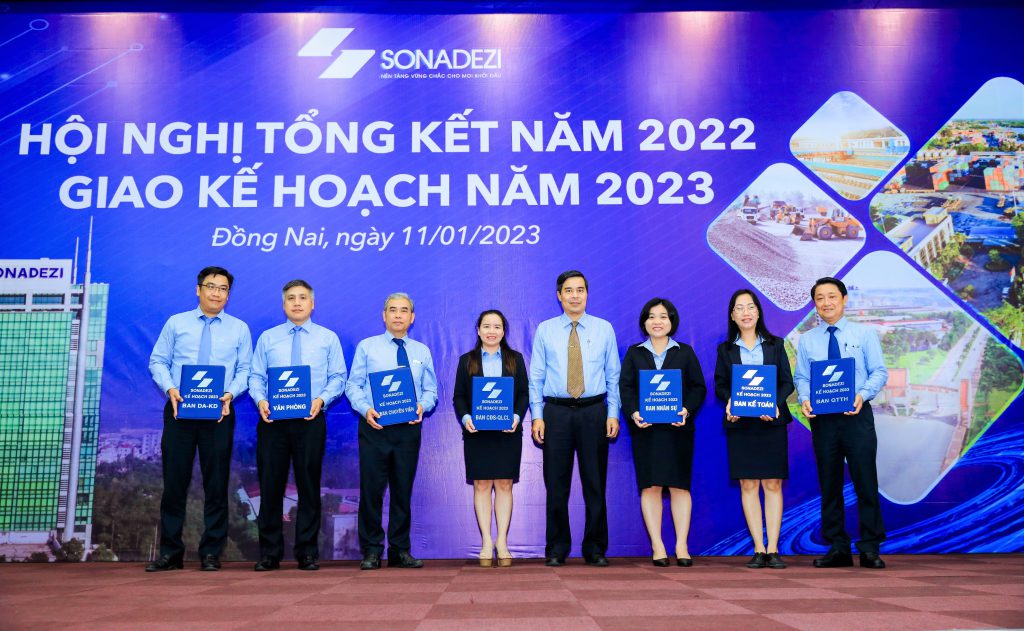 Mr. Tran Thanh Hai entrusted the 2023 plan to the Corporation's divisions and offices