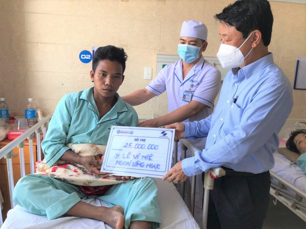 Ông Phạm Trần Hoà Hiệp - Trưởng Ban Quản trị Tổng hợp Tổng công ty Sonadezi đến thăm và trao tiền hỗ trợ viện phí cho một bệnh nhân điều trị tại Khoa ngoại lồng ngực của Bệnh viện Đa khoa Đồng Nai