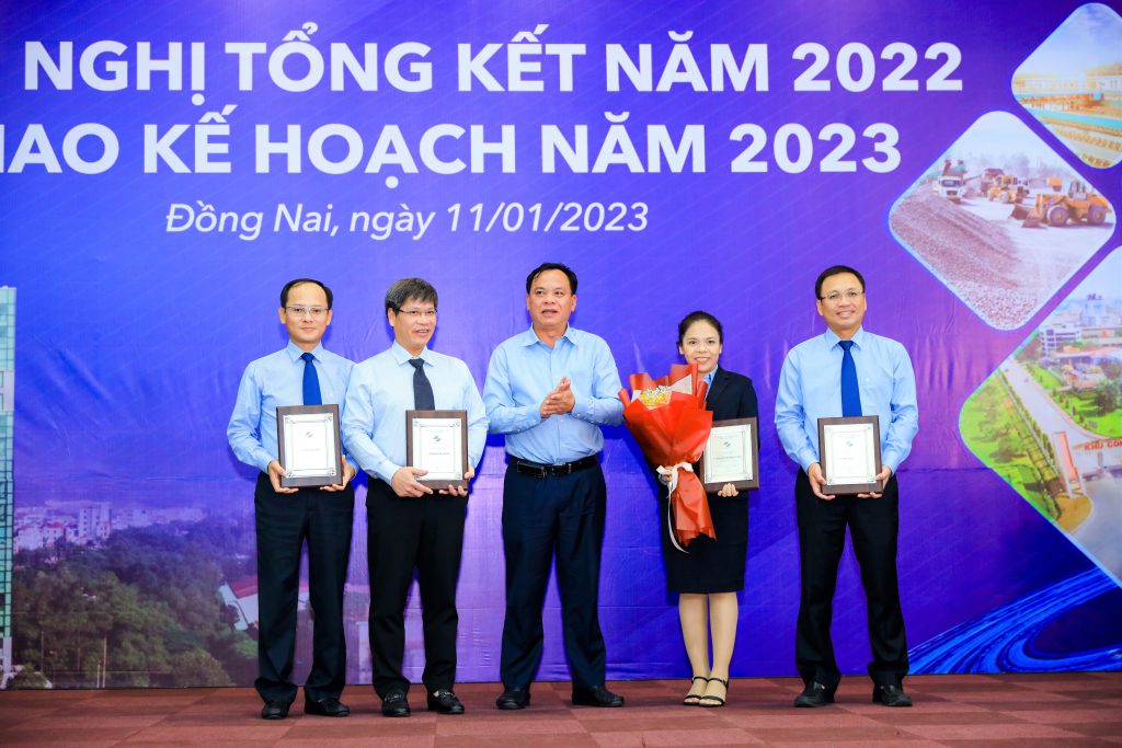Ông Võ Tấn Đức - Phó Chủ tịch UBND tỉnh Đồng Nai trao phần thưởng cho nhóm người đại diện phần vốn Sonadezi tại Công ty CP Sonadezi Long Thành 