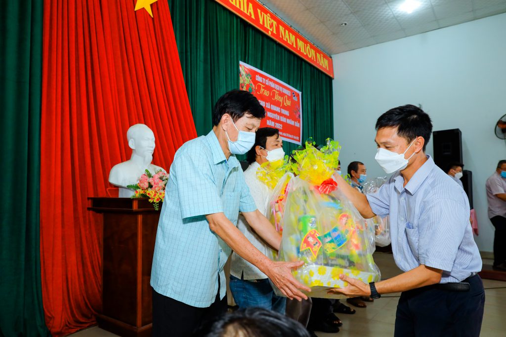 Sonadezi Service Joint Stock Company maintains its annual presentation of Tet gifts and supports to policy beneficiaries and poor families