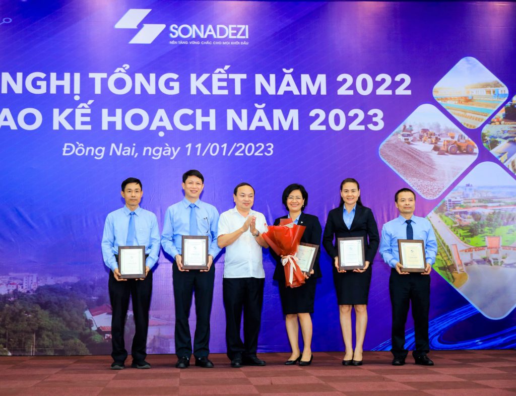 Mr. Le Sy Lam - Deputy Chief of Office of Dong Nai People's Committee presented awards to representatives of Sonadezi’s contributed capital at Dong Nai Water Supply Joint Stock Company