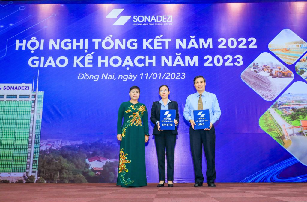 Bà Đỗ Thị Thu Hằng trao kế hoạch năm 2023 cho Tổng giám đốc và Trưởng ban Kiểm toán nội bộ Tổng công ty
