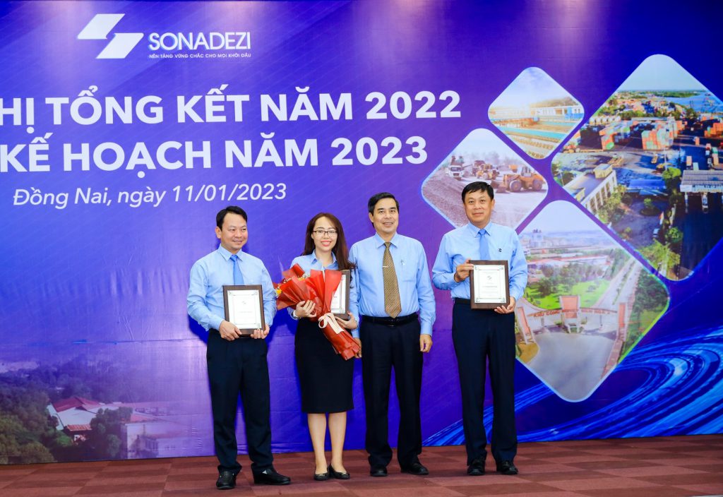 Ông Trần Thanh Hải - Tổng Giám đốc Tổng công ty Sonadezi trao phần thưởng cho nhóm người đại diện phần vốn Sonadezi tại Công ty CP Sonadezi Giang Điền