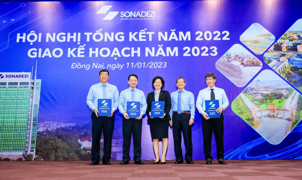 Các thành viên HĐQT Tổng công ty Sonadezi trao kế hoạch năm 2023 cho người đại diện phần vốn tại các công ty thành viên