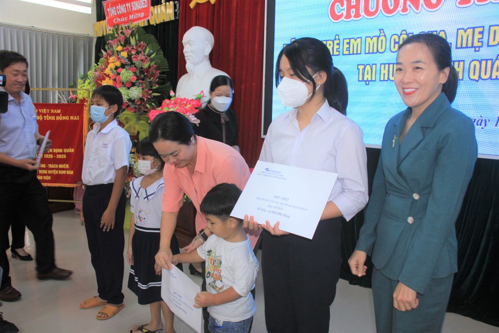 Sonadezi presented supports to 12 orphans who lost their parents during Covid-19 in Dinh Quan district