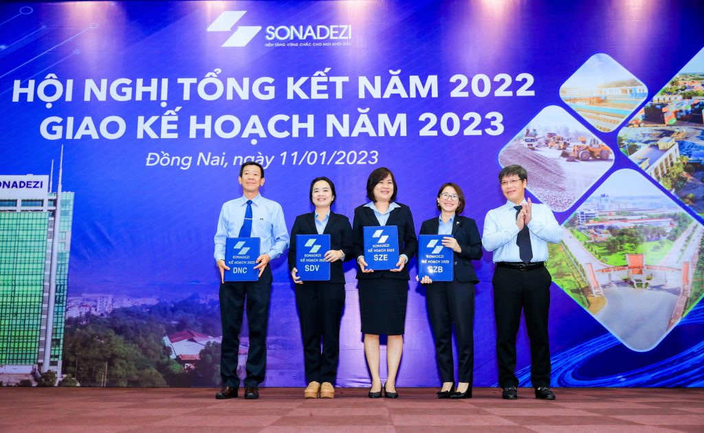 Các thành viên HĐQT Tổng công ty Sonadezi trao kế hoạch năm 2023 cho người đại diện phần vốn tại các công ty thành viên