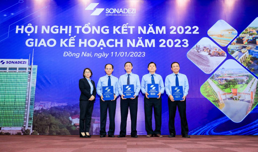 Các thành viên HĐQT Tổng công ty Sonadezi trao kế hoạch năm 2023 cho người đại diện phần vốn tại các công ty thành viên